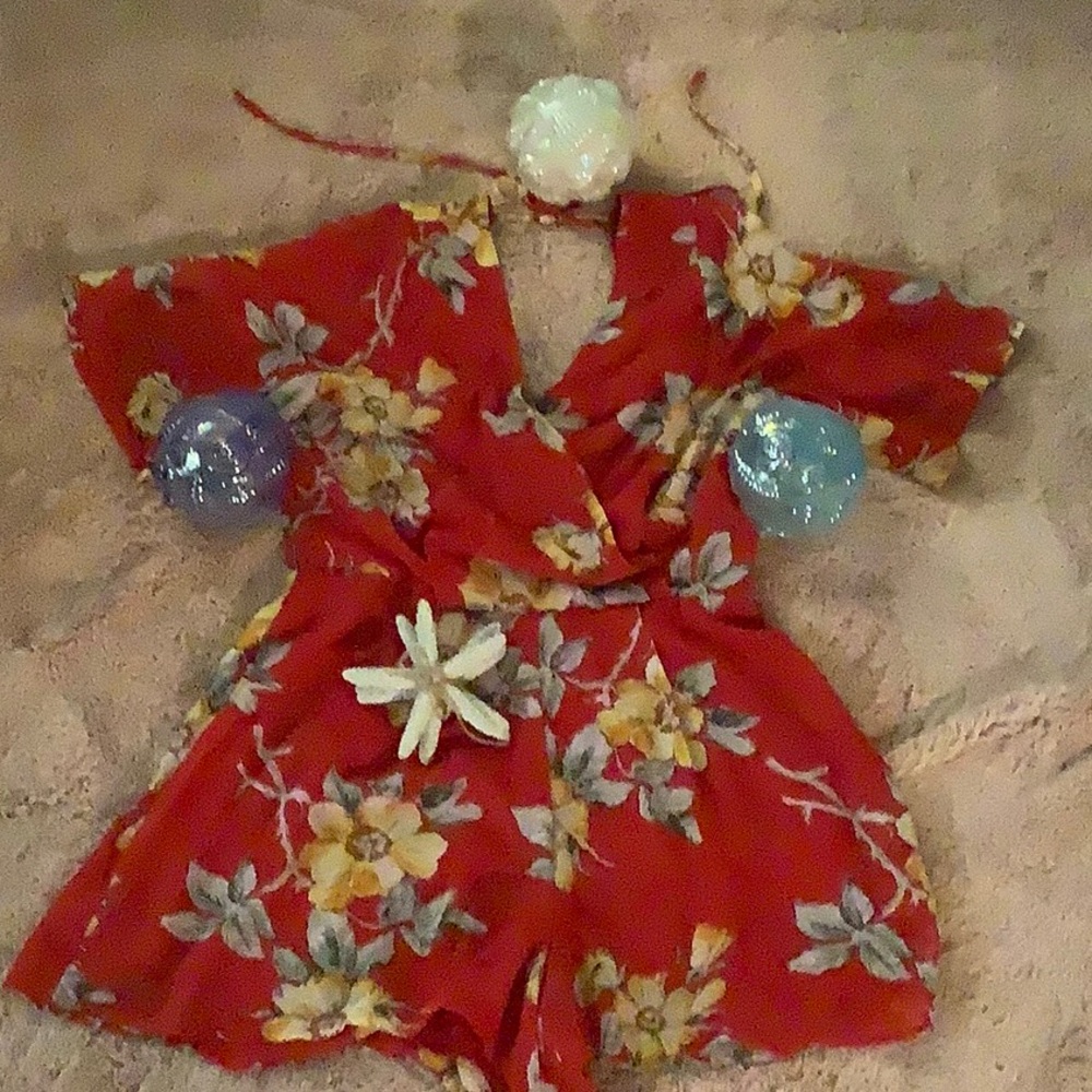 CHAROLETTE RUSSE Sm. red floral v-neck romper